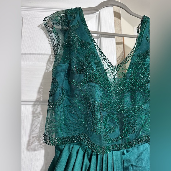 A rich satin emerald green wedding guest/prom dress. - Picture 4 of 5